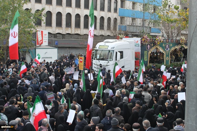 گزارش خبری قدسنا؛

حضور گسترده مردم تهران در مراسم تشییع شهدا/ شرکت کنندگان در گفتگو با قدسنا: اگر شهدا نبودند، امنیت امروز را نداشتیم  3