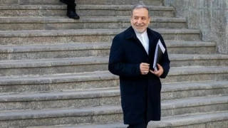 در حاشیه جلسه هیئت دولت

عراقچی: در روزهای گذشته هیچ تماسی بین من و استیو ویتکاف وجود نداشته است/ مذاکره با تهدید جور در نمی آید