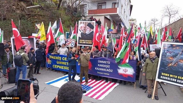 تجمع شهروندان ترکیه در مقابل کنسولگری آمریکا برای حمایت از ایران 2