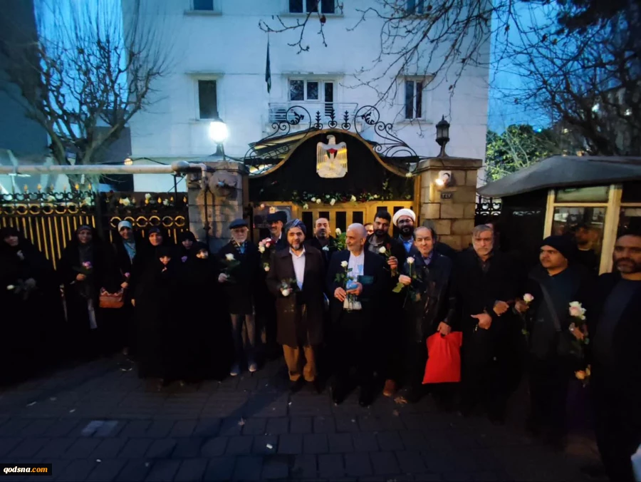 بمناسبت سالگرد  افتتاح سفارت دولت  فلسطین  در جمهوری  اسلامی ایران همزمان با اولین  روزهای پیروزی    انقلاب  اسلامی دیروز  گروهی از مردم تهران  پس  از خاتمه همایش بزرگ  چهل و هشتمین  بهار  آزادی  جبهه جهانی مقاومت   جهان  در  انتظار فرج  به سمت سفارت    ف