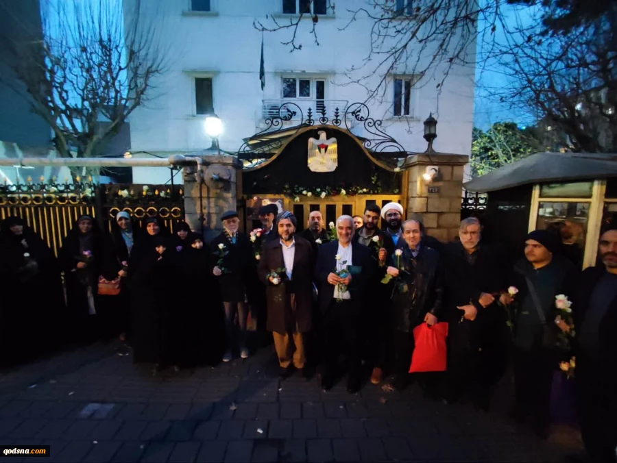 بمناسبت سالگرد  افتتاح سفارت دولت  فلسطین  در جمهوری  اسلامی ایران همزمان با اولین  روزهای پیروزی    انقلاب  اسلامی دیروز  گروهی از مردم تهران  پس  از خاتمه همایش بزرگ  چهل و هشتمین  بهار  آزادی  جبهه جهانی مقاومت   جهان  در  انتظار فرج  به سمت سفارت    ف