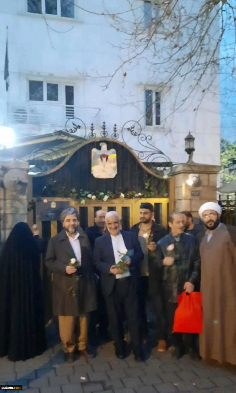 بمناسبت سالگرد  افتتاح سفارت دولت  فلسطین  در جمهوری  اسلامی ایران همزمان با اولین  روزهای پیروزی    انقلاب  اسلامی دیروز  گروهی از مردم تهران  پس  از خاتمه همایش بزرگ  چهل و هشتمین  بهار  آزادی  جبهه جهانی مقاومت   جهان  در  انتظار فرج  به سمت سفارت    ف