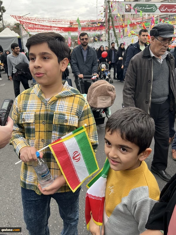 گزارش اختصاصی خبرگزاری قدس؛

حضور گسترده خانوادگی در چهل و هشتمین جشن انقلاب/ مردم در گفتگو با قدسنا: به دشمنان اجازه تعرض نمی‌دهیم/ جان ما فدای رهبر است 5