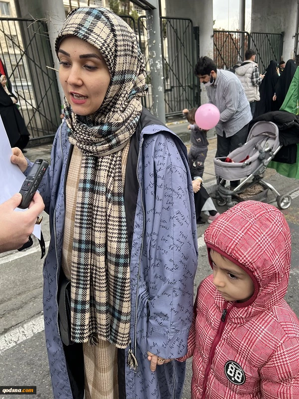 گزارش اختصاصی خبرگزاری قدس؛

حضور گسترده خانوادگی در چهل و هشتمین جشن انقلاب/ مردم در گفتگو با قدسنا: به دشمنان اجازه تعرض نمی‌دهیم/ جان ما فدای رهبر است 7