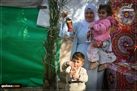 نازحة غزية تصنع فوانيس رمضان من كراتين المساعدات