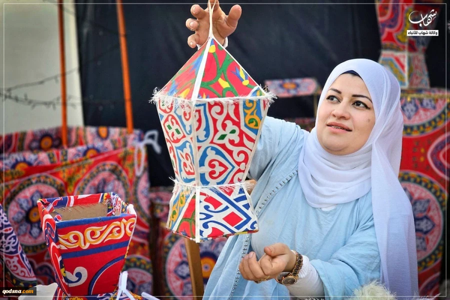 نازحة غزية تصنع فوانيس رمضان من كراتين المساعدات 6