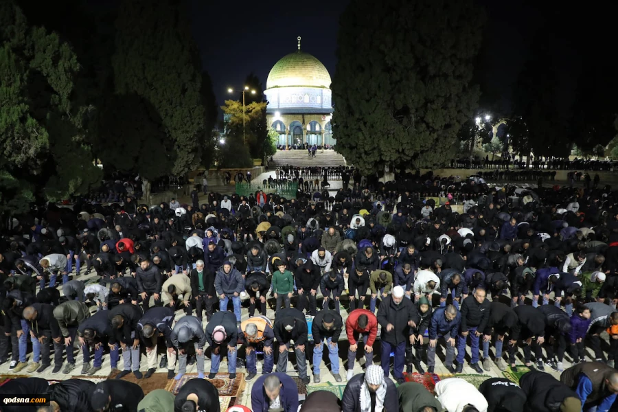 100,000 Worshippers perform Taraweeh prayers at Aqsa despite Israeli restrictions
