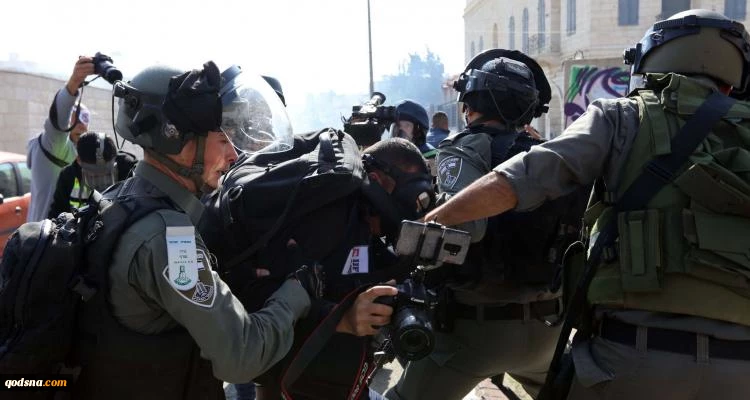 منتدى الإعلاميين الفلسطينيين: إبعاد واعتقال الصحفيين في القدس سياسة لضبط الرواية وإفراغ الأقصى من الشهود 2