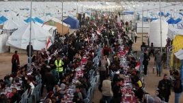 افطار در میان آوارها؛ افطاری مردم غزه در شهر الزهرا واقع در مرکز نوار غزه