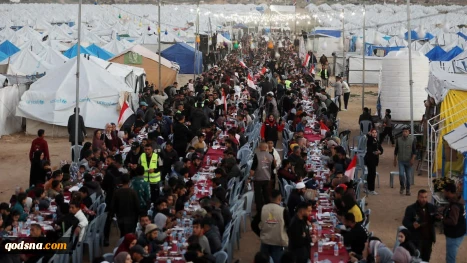 افطار در میان آوارها؛ افطاری مردم غزه در شهر الزهرا واقع در مرکز نوار غزه