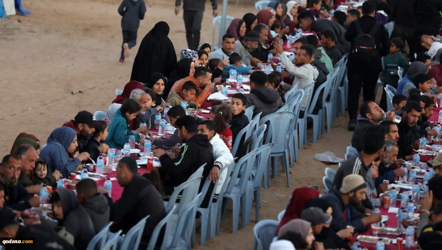افطار در میان آوارها؛ افطاری مردم غزه در شهر الزهرا واقع در مرکز نوار غزه 2