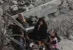 افطار خانواده‌ فلسطینی در میان آوار مدرسه‌ای ویران‌ شده در غزه+ تصاویر 2