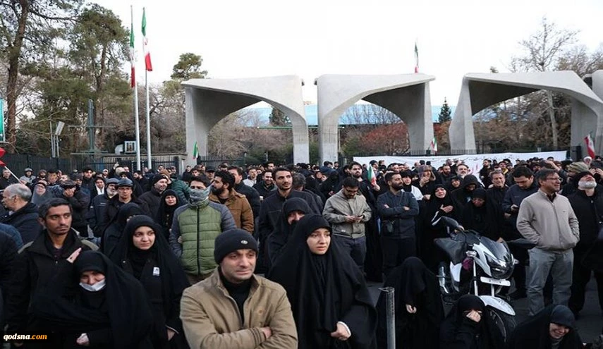 حداد وطني بميدان انقلاب وسط طهران اثر إعلان استشهاد قائد الثورة 2