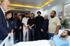 عیادت ملی‌پوشان فوتبال از جانباز سرافراز جنگ رمضان حسین محمدی
