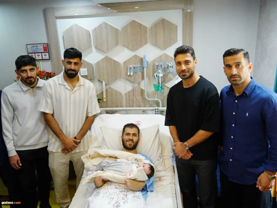 عیادت ملی‌پوشان فوتبال از جانباز سرافراز جنگ رمضان حسین محمدی 4