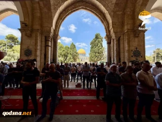 Tens of thousands of Palestinians perform Friday prayer at Aqsa Mosque