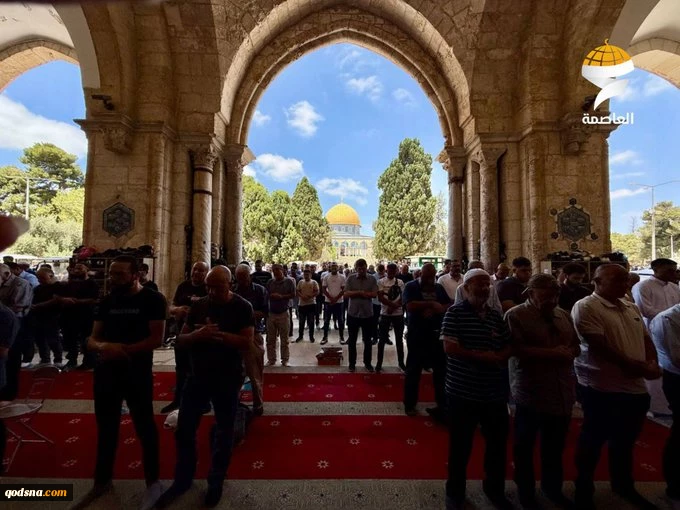 Tens of thousands of Palestinians perform Friday prayer at Aqsa Mosque