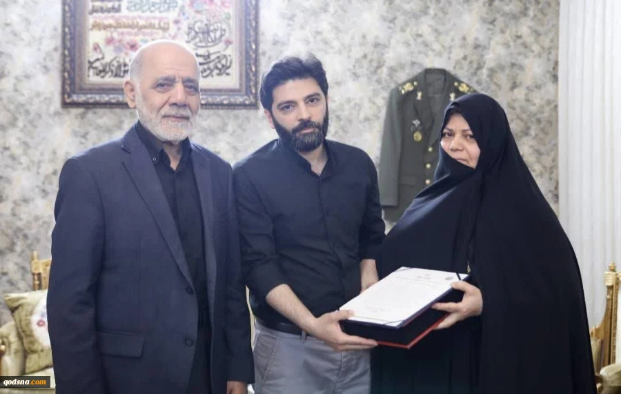 با حضور فرمانده قرارگاه مرکزی خاتم‌الانبیاء (ص) در منزل سپهبد شهید موسوی؛

سلام رهبر معظم انقلاب اسلامی به خانواده شهید ابلاغ شد

 2