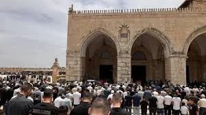 75,000 Palestinians perform Friday prayer at Aqsa Mosque