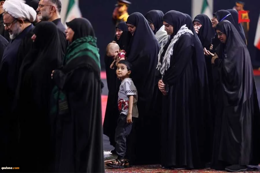مراسم وداع الشهيد الإمام الخامنئي في مصلى طهران 11