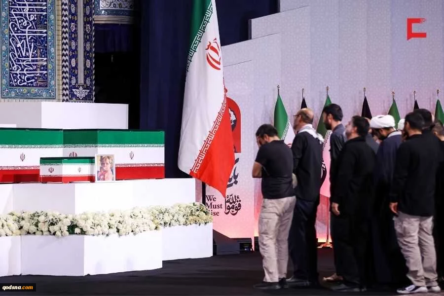 مراسم وداع الشهيد الإمام الخامنئي في مصلى طهران 16