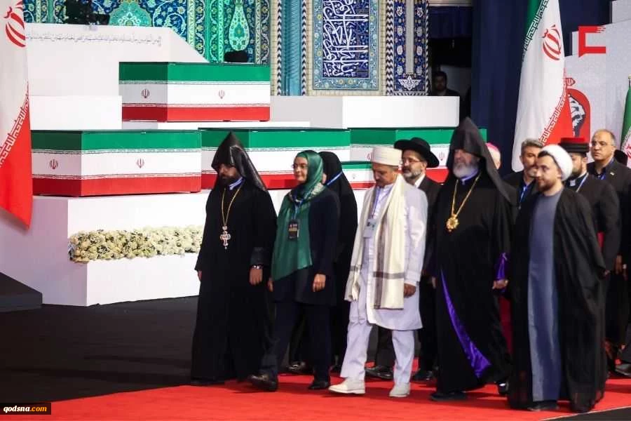 مراسم وداع الشهيد الإمام الخامنئي في مصلى طهران 21