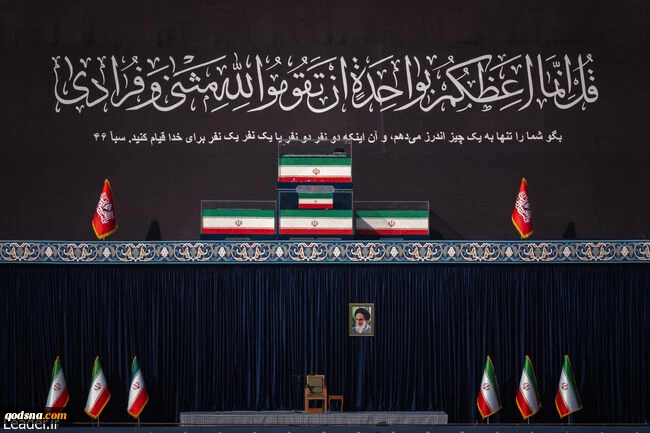 ملايين الإيرانيين يودعون قائدهم الشهيد في مشهد تاريخي مهيب
 3