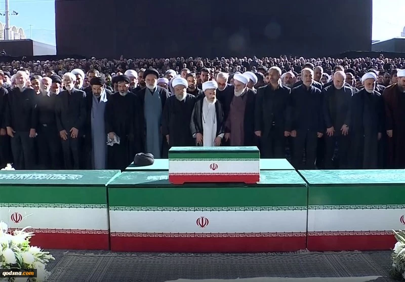 اقامه نماز بر پیکر مطهر مجاهد شهید امام خامنه‌ای و خانواده ایشان 2