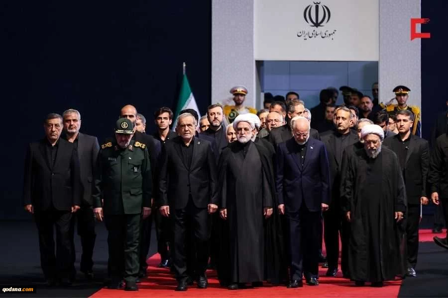 مراسم وداع الشهيد الإمام الخامنئي في مصلى طهران 15