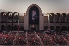 صفوف متراکم مردم عزادار ایران در اقامه نماز بر پیکر مطهر امام مجاهد شهید حضرت آیت‌الله العظمی سیّدعلی خامنه‌ای و شهدای خانواده ایشان