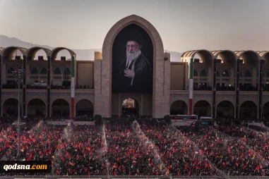 صفوف متراکم مردم عزادار ایران در اقامه نماز بر پیکر مطهر امام مجاهد شهید حضرت آیت‌الله العظمی سیّدعلی خامنه‌ای و شهدای خانواده ایشان
