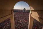 صفوف متراکم مردم عزادار ایران در اقامه نماز بر پیکر مطهر امام مجاهد شهید حضرت آیت‌الله العظمی سیّدعلی خامنه‌ای و شهدای خانواده ایشان 8
