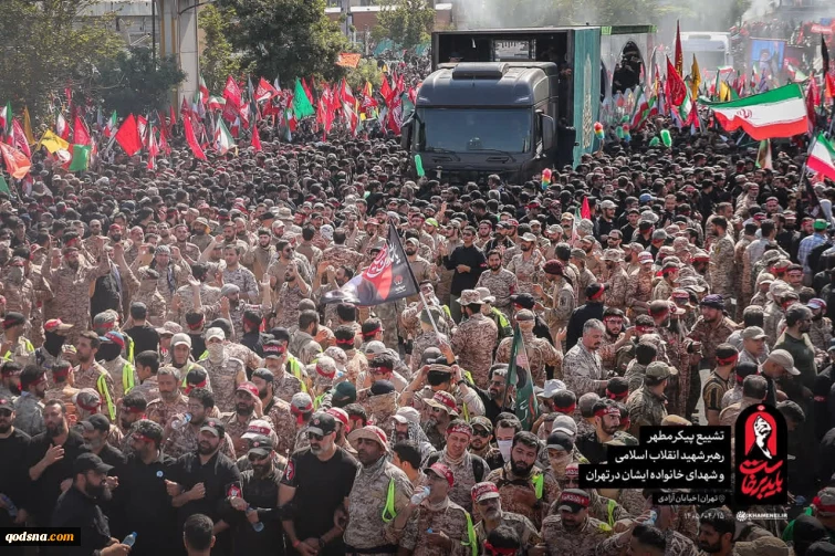 تشییع پیکر مطهر قائد شهید امت به همراه خانواده شهیدشان در میان خیل عظیم جمعیت عزاداران