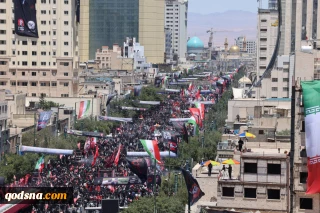 ملايين المشيعين يهتفون بالثأر للإمام الشهيد ويشيّعونه لمثواه الأخير بالمرقد الرضوي الشريف