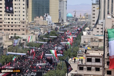 ملايين المشيعين يهتفون بالثأر للإمام الشهيد ويشيّعونه لمثواه الأخير بالمرقد الرضوي الشريف