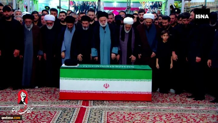 ملايين المشيعين يهتفون بالثأر للإمام الشهيد ويشيّعونه لمثواه الأخير بالمرقد الرضوي الشريف 3