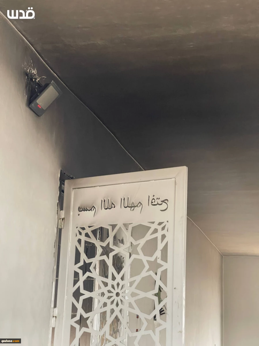 مستوطنون يحرقون مسجدا بشكل كامل في بلدة قصرة في نابلس. 3