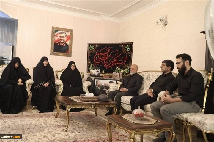 خلال لقائه بأسرة الشهيد سليماني..اللواء عبداللهي: قوات البسيج وجبهة المقاومة ازدادت بطولةً وشجاعةً 2