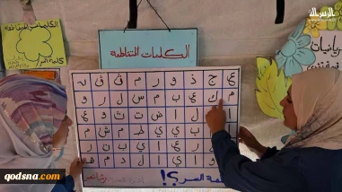 أطفال يعرضون أعمالهم الفنية في معرض «ألم وأمل» بمواصي خان يونس