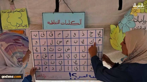 أطفال يعرضون أعمالهم الفنية في معرض «ألم وأمل» بمواصي خان يونس