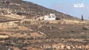 مستوطنون وقوات الاحتلال يحاصرون لليوم العاشر 3 منازل فلسطينية في منطقة جبل رأس العين ببلدة قصرة جنوب نابلس 2