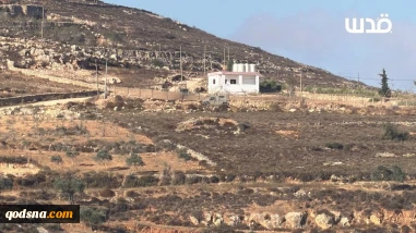 مستوطنون وقوات الاحتلال يحاصرون لليوم العاشر 3 منازل فلسطينية في منطقة جبل رأس العين ببلدة قصرة جنوب نابلس