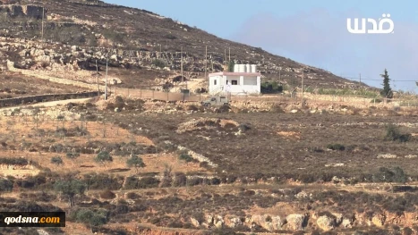 مستوطنون وقوات الاحتلال يحاصرون لليوم العاشر 3 منازل فلسطينية في منطقة جبل رأس العين ببلدة قصرة جنوب نابلس