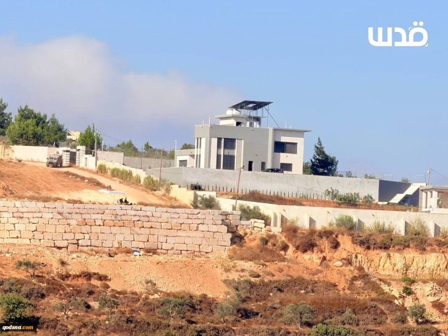 مستوطنون وقوات الاحتلال يحاصرون لليوم العاشر 3 منازل فلسطينية في منطقة جبل رأس العين ببلدة قصرة جنوب نابلس 4