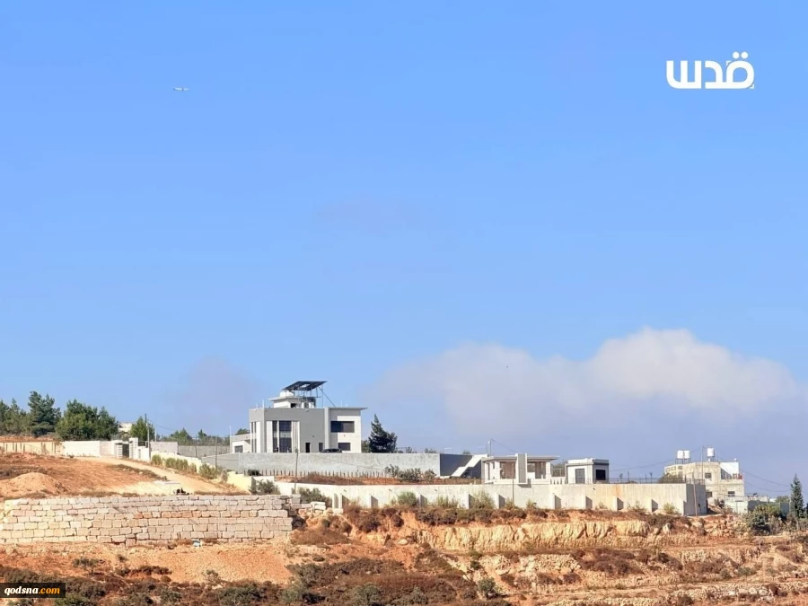 مستوطنون وقوات الاحتلال يحاصرون لليوم العاشر 3 منازل فلسطينية في منطقة جبل رأس العين ببلدة قصرة جنوب نابلس 5