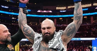 زلزال في الـ"UFC".. مقاتل فلسطيني يطيح بخصمه الأمريكي في 12 ثانية ويهتف بالـ"كوفية": فلسطين حرة