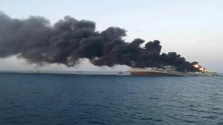 الجيش الايراني: اشتعال النيران في ناقلة نفط مخالفة جنوب مضيق هرمز