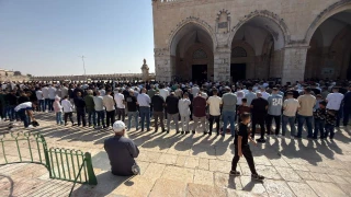Tens of thousands of Palestinians attend Friday prayer at Aqsa as Zionist regime’s forces arrest preacher