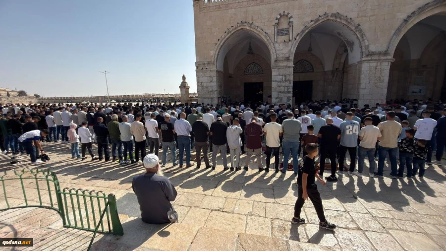 Tens of thousands of Palestinians attend Friday prayer at Aqsa as Zionist regime’s forces arrest preacher