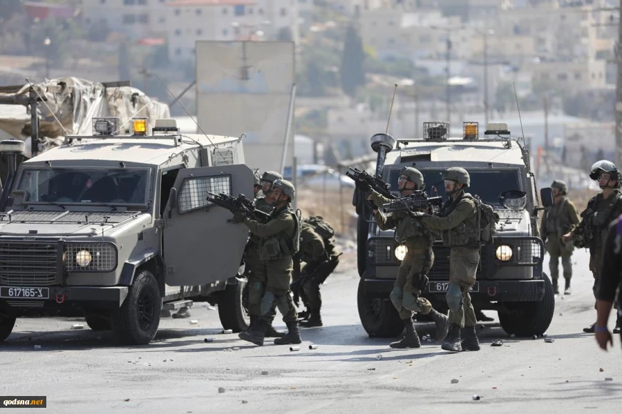 Zionist troops raid homes, kidnap dozens of Palestinians in W. Bank